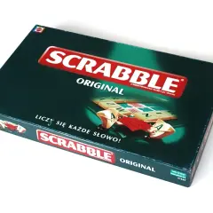 Pudełko gry Scrabble Original. Na ciemnozielonej okładce widnieje logo gry i fragment planszy z literami. "Liczy się każde słowo!" - przypomina o zasadach.