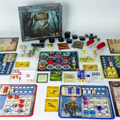 Rozłożone planszówki RPG: kostki, żetony i plansze do gry "Gloomhaven: Szczęki Lwa".
