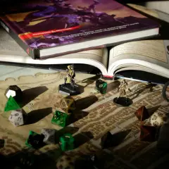 Księga Dungeons & Dragons, kostki do gry i figurki na mapie. Przygotowania do sesji dnd.