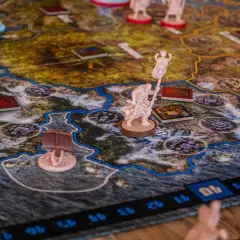 Figurki i plansza do gry strategicznej, idealne na rodzinne wieczory.