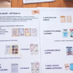 Instrukcja gry podchody "Tajnej Misji". Zawiera wskazówki, jak ukryć listy i zagadki, oraz przykłady kart do ukrycia w różnych miejscach.