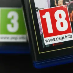 Okładki gier z oznaczeniami PEGI 3 i 18. To gry dla dorosłych, które wymagają ukończonych 18 lat.
