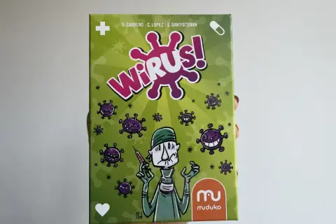 Wirus! gra karciana. Doktor z syropem walczy z groźnymi wirusami.