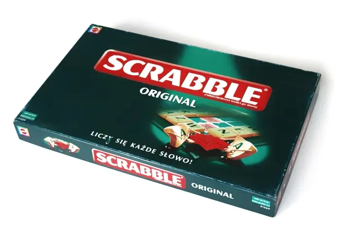 Pudełko gry Scrabble Original. Na ciemnozielonej okładce widnieje logo gry i fragment planszy z literami. "Liczy się każde słowo!" - przypomina o zasadach.