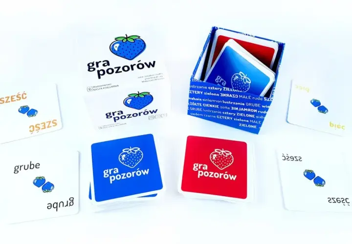 Gra pozorów to gra karciana z jagodami i liczbami. Zestaw zawiera pudełko, karty w kolorach niebieskim i czerwonym oraz pojedyncze karty z napisami "sześć" i "grube".