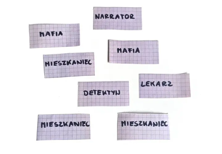 Karty z rolami do gry mafia: Narrator, Mafia, Mieszkaniec, Detektyw, Lekarz. Kto wygra?