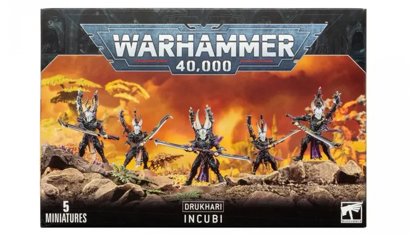 Pięć wojowników Drukhari Incubi, uosobienie mrocznej siły, gotowych do ataku w świecie Warhammer 40,000.