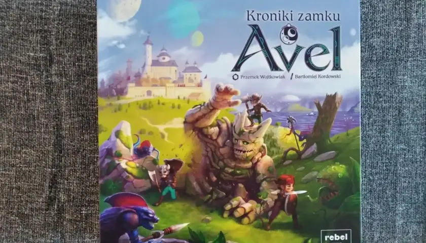 Avel gra: Kroniki zamku Avel. Gigantyczny kamienny golem walczy z bohaterami u stóp magicznego zamku.