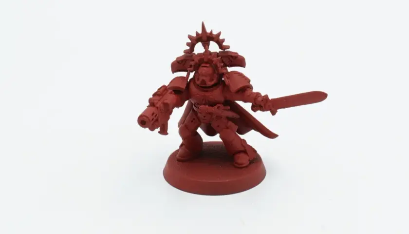 Czerwona figurka kosmicznego marine z mieczem i bolterem, gotowa do walki jako jeden z legendarnych Blood Angels.
