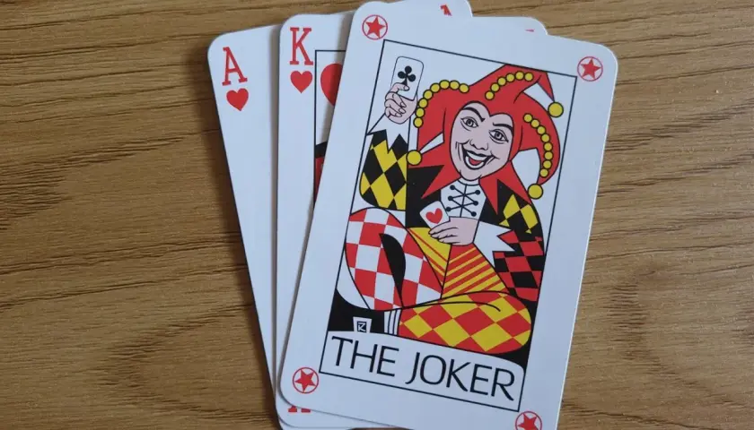 Karty do gry: as serce, król serce i joker. Idealne do nauki, jak się gra w remika.