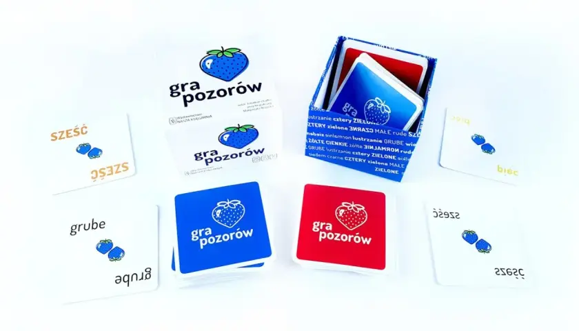 Gra pozorów to gra karciana z jagodami i liczbami. Zestaw zawiera pudełko, karty w kolorach niebieskim i czerwonym oraz pojedyncze karty z napisami "sześć" i "grube".
