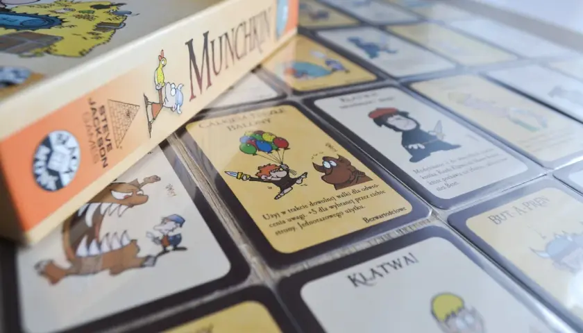 Karty do gry Munchkin, z zabawnymi ilustracjami i polskimi zasadami.