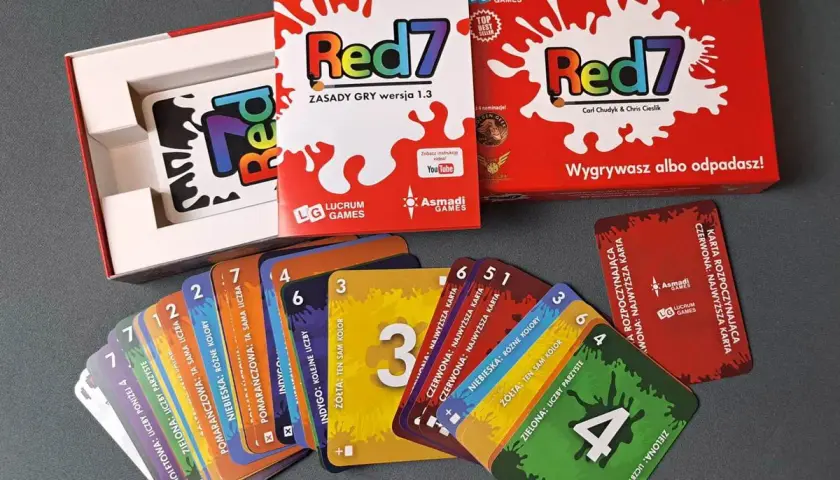 Gra Red7 to dynamiczna gra w karty dla czterech osób. Zestaw zawiera kolorowe karty z zasadami i instrukcją.
