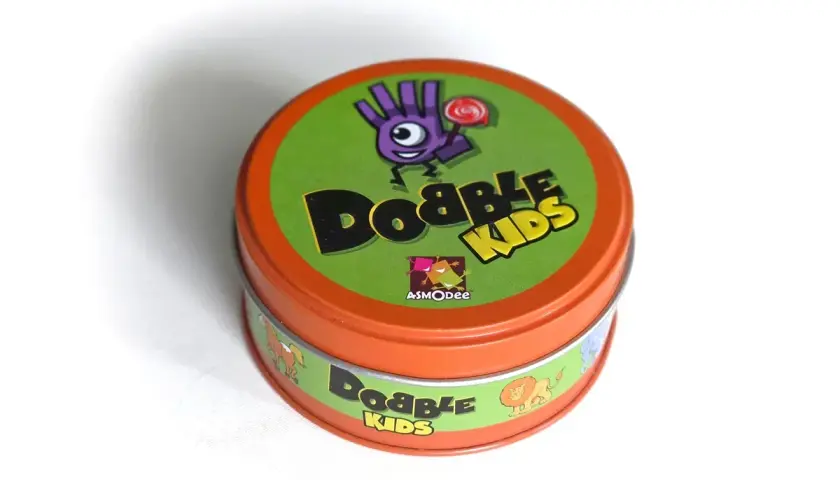 Pudełko gry Dobble Kids. Poznaj zasady i baw się w szukanie identycznych symboli!