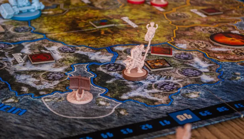 Figurki i plansza do gry strategicznej, idealne na rodzinne wieczory.