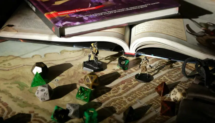 Na stole do gry D&D leżą kości, figurki i podręcznik. Czy to Mortarion przygotowuje się do sesji?