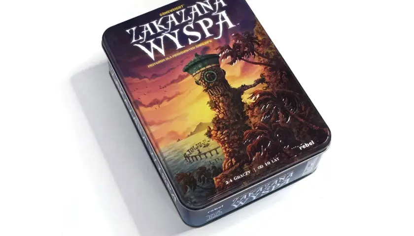 Pudełko gry planszowej "Zakazana Wyspa" z wieżą zegarową i palmami na tle zachodzącego słońca. Przygoda czeka!