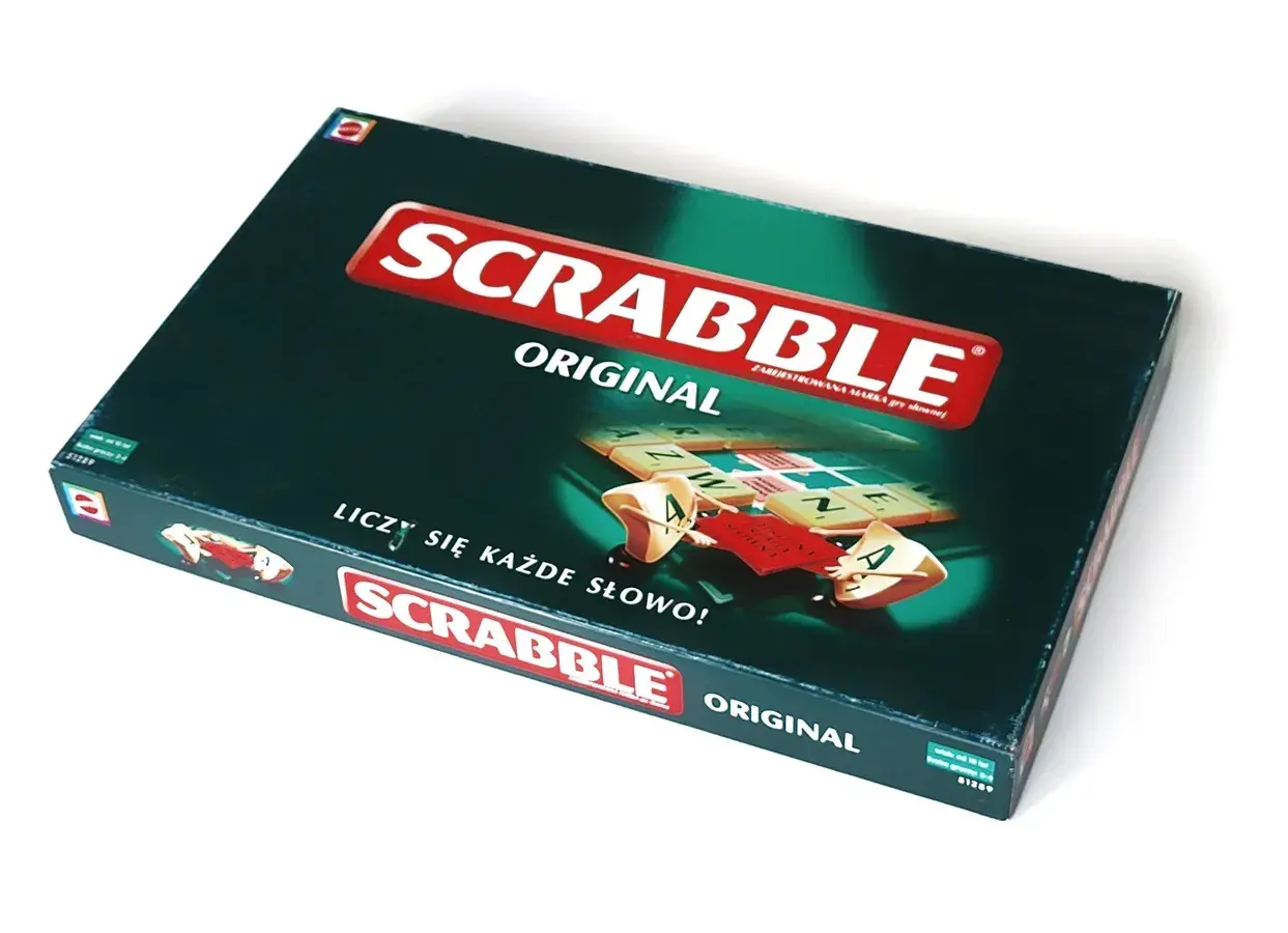 Pudełko gry Scrabble Original. Na ciemnozielonej okładce widnieje logo gry i fragment planszy z literami. "Liczy się każde słowo!" - przypomina o zasadach.