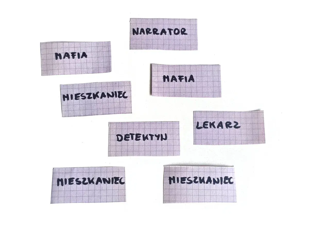 Karty z rolami do gry mafia: Narrator, Mafia, Mieszkaniec, Detektyw, Lekarz. Kto wygra?