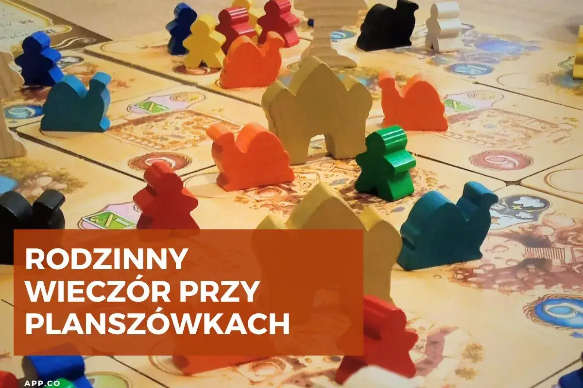 Kolorowe pionki i wielbłądy na planszy do gry. Idealny pomysł na rodzinny wieczór przy planszówkach.