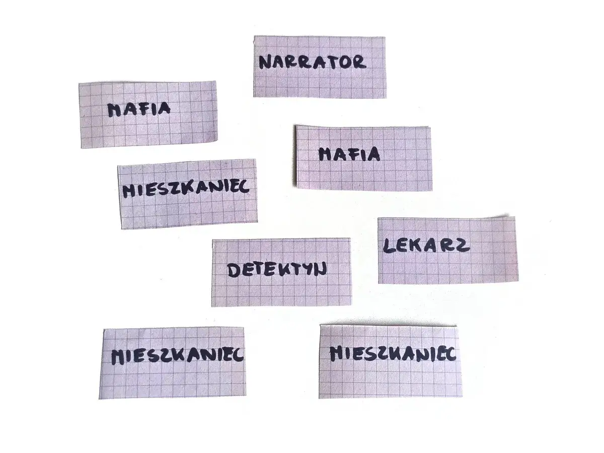 Karty z rolami do gry mafia: Narrator, Mafia, Mieszkaniec, Detektyw, Lekarz. Kto wygra?