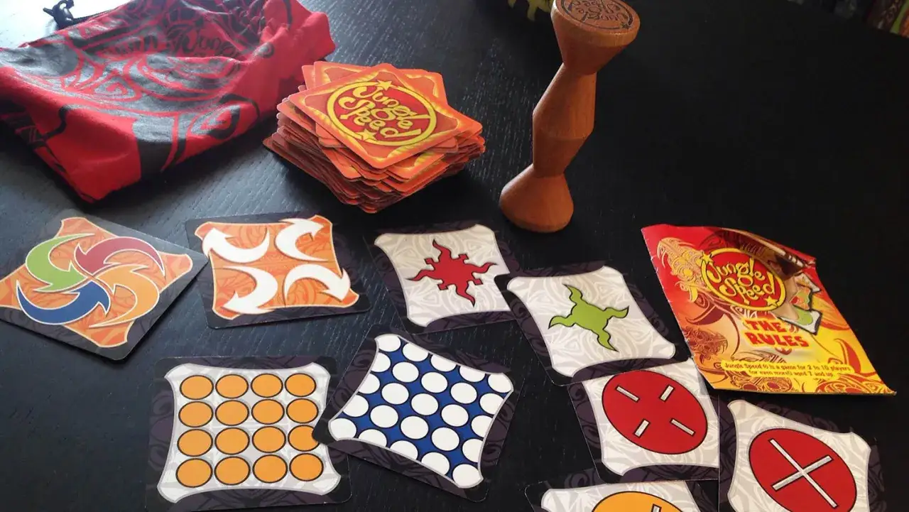 Karty do gry Jungle Speed, drewniany totem i worek na karty. Poznaj zasady gry Jungle Speed i zacznij szybką rozgrywkę!