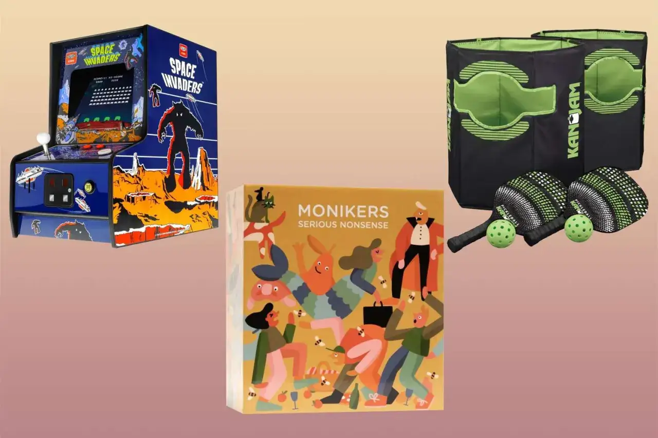 Mini automat Space Invaders, gra planszowa Monikers i zestaw do gry KanJam – idealne gry na podróż dla każdego!