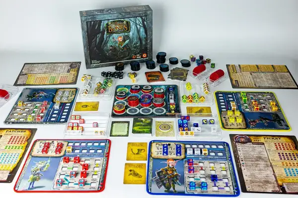 Rozłożone planszówki RPG: kostki, żetony i plansze do gry "Gloomhaven: Szczęki Lwa".